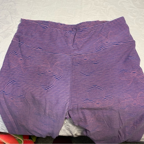 Pink and Purple Wavy Striped Pattern Leggings LulaRoe One Size Soft stretchy - Picture 7 of 9